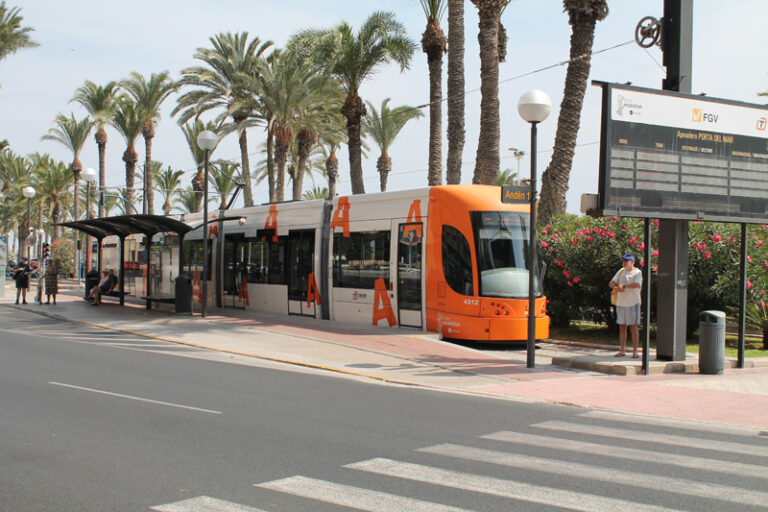 Parada de tranvía (TRAM): 5 minutos a pie