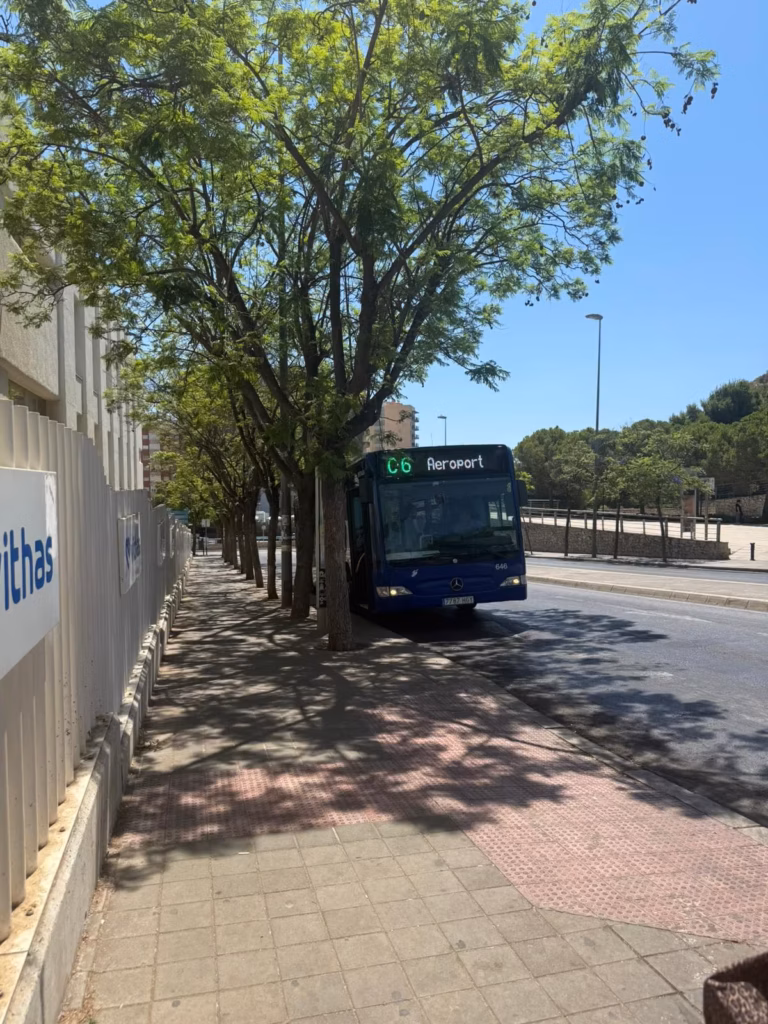 Parada del autobús desde el aeropuerto (línea C6): 5 minutos a pie